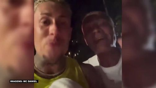 Romário e MC Daniel brincam após batida de carro