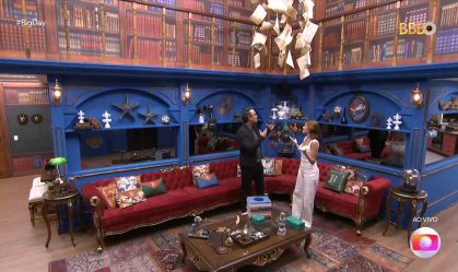 Tadeu Schmidt e Ana Clara na sala do BBB24, que simula uma biblioteca