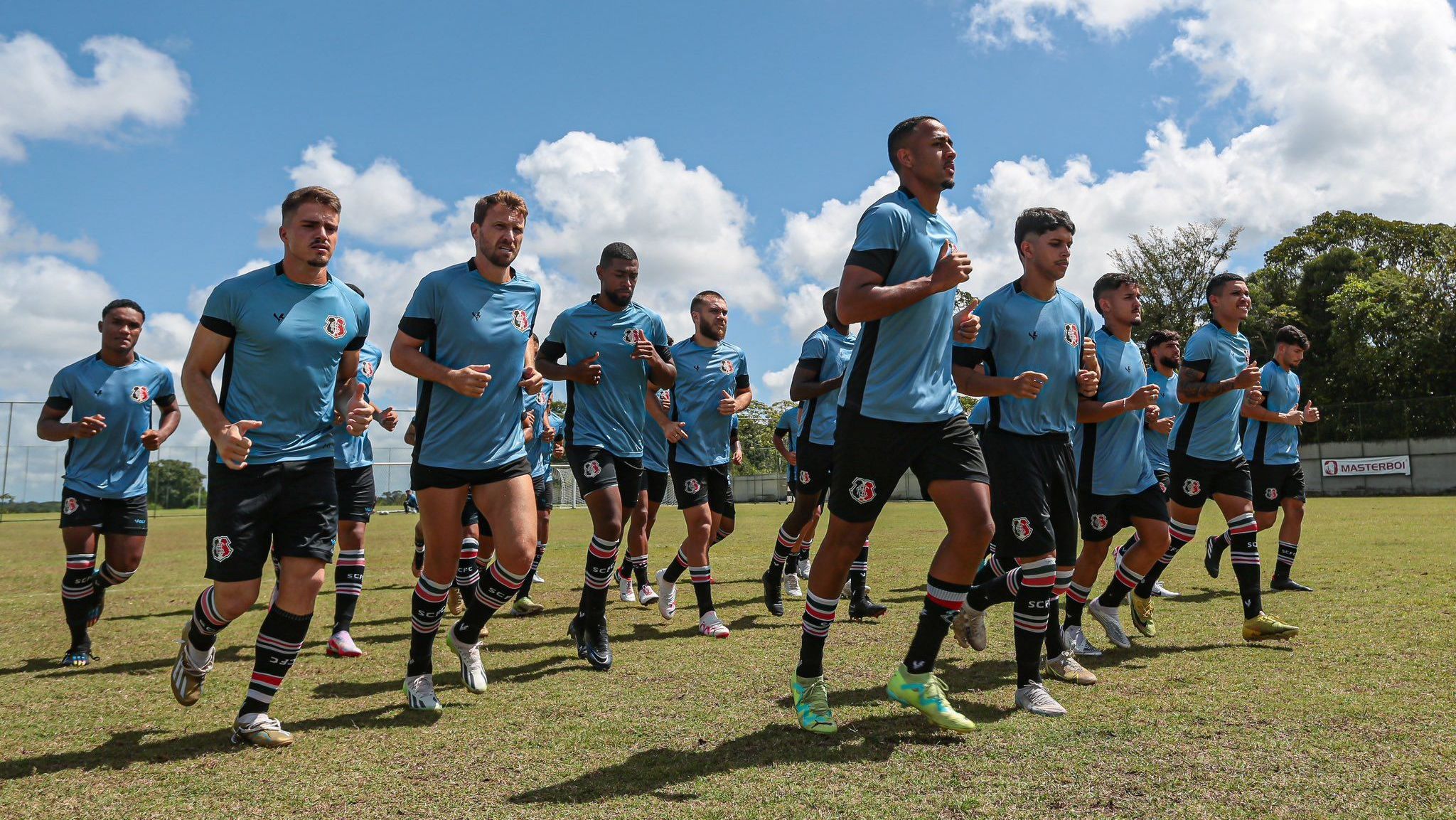 Jogadores do Santa Cruz durante treino da equipe