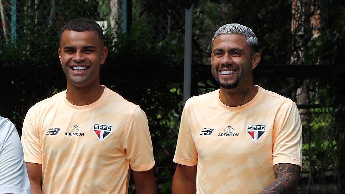 Alisson e Wellington Rato com os novos uniformes de treino do São Paulo