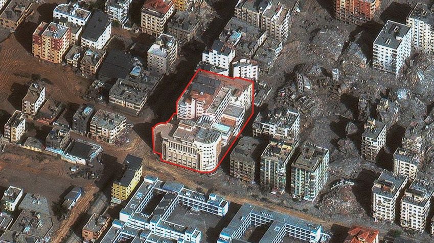 Dois meses de cerco deixaram o Hospital Al-Quds cercado por edifícios destruídos, mostraram imagens de satélite. Algumas das crateras circundantes foram cobertas por rastros de veículos blindados / 26/11/2023/Maxar Technologies