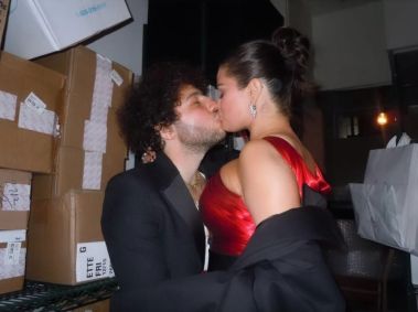 Selena Gomez e Benny Blanco durante 81ª edição do Globo de Ouro
