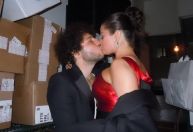 Selena Gomez posta foto com Benny Blanco durante Globo de Ouro: &quot;Eu venci&quot;