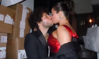 Selena Gomez e Benny Blanco durante 81ª edição do Globo de Ouro