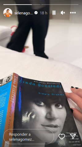 Selena Gomez com livro de memórias de Linda Ronstadt / Reprodução/ Instagram