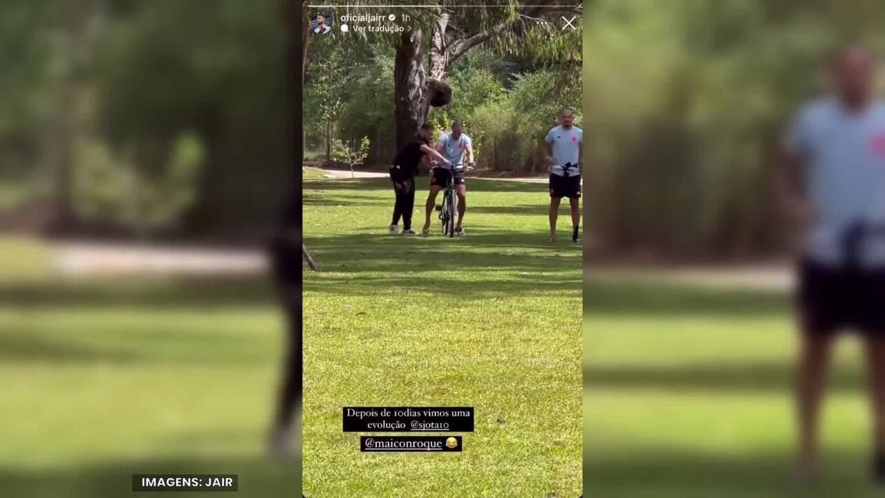 Serginho, do Vasco, aprende a andar de bicicleta