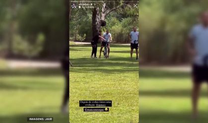 Serginho, do Vasco, aprende a andar de bicicleta