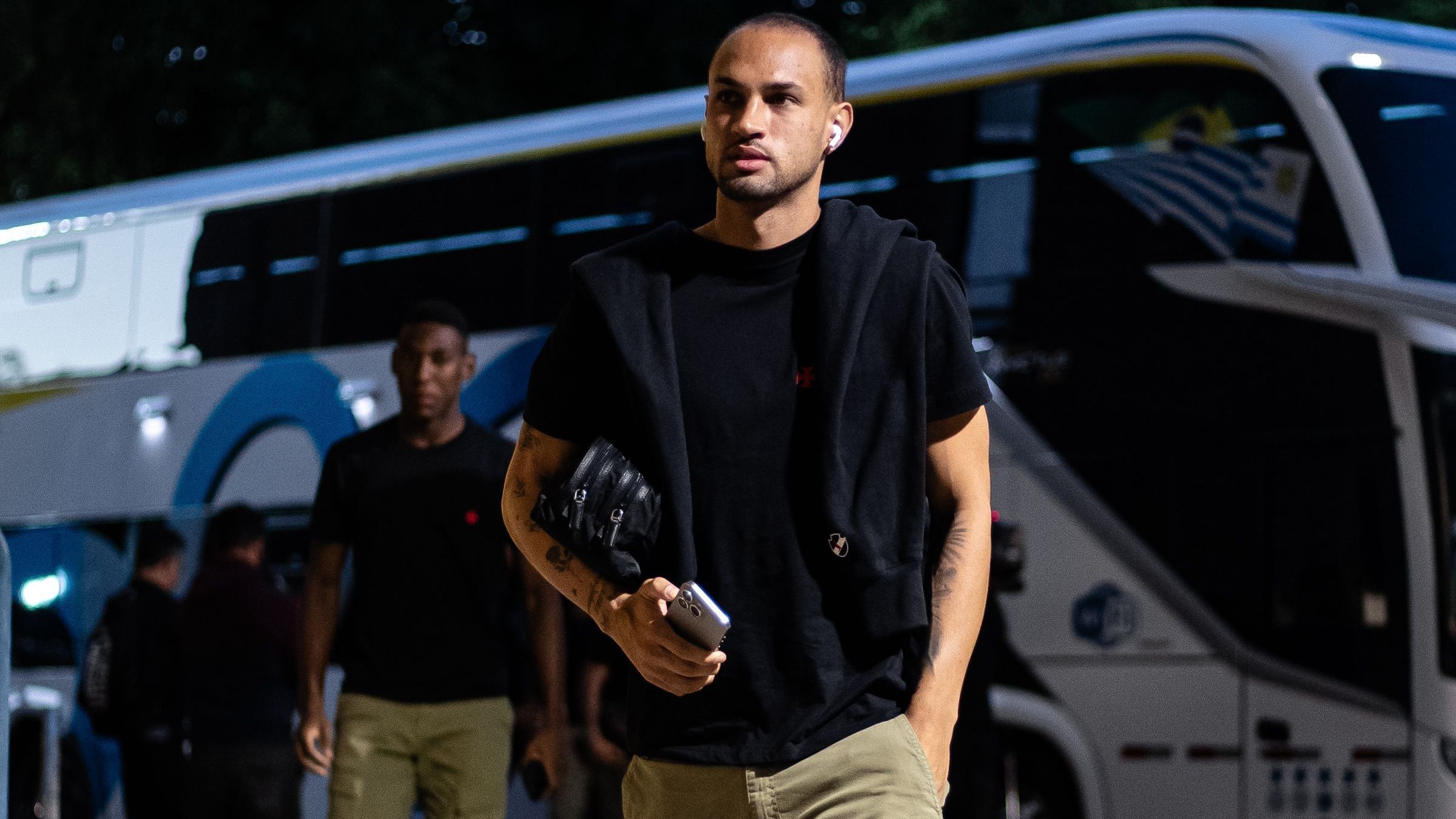 Serginho, do Vasco, chega para amistoso no Uruguai