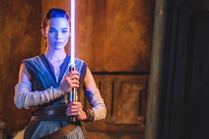 personagem de star wars segura um sabre de luz