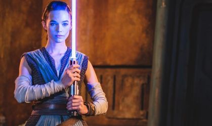 personagem de star wars segura um sabre de luz