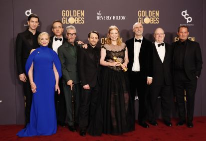 Sarah Snook com elenco de “Succession”, da HBO, um dos maiores vencedores do Globo de Ouro 2024
