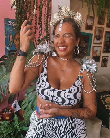 Aposte no uso de tiaras diferentes para aproveitar a folia / Reprodução/Carlinha/Instagram