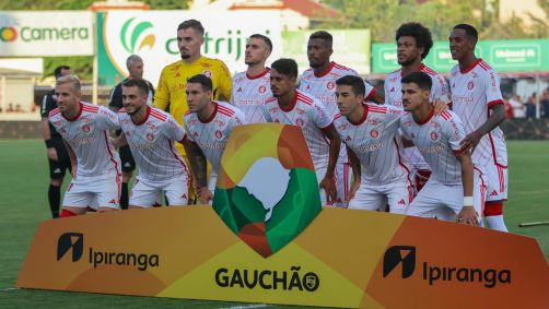 Hugo Mallo com o time do Inter em partida do Campeonato Gaúcho