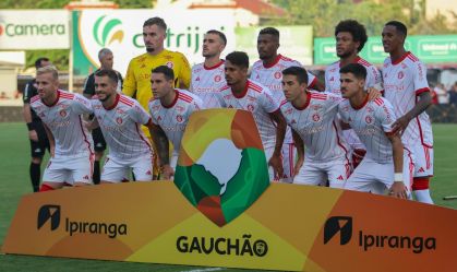 Hugo Mallo com o time do Inter em partida do Campeonato Gaúcho