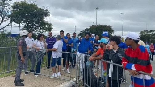 Torcedores do Cruzeiro não conseguiram entrar na Neo Química Arena