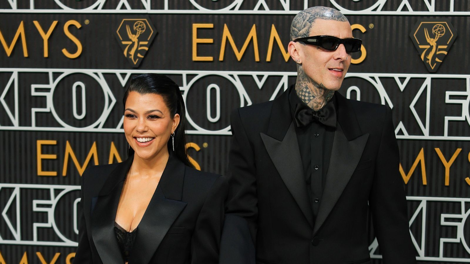 Kourtney Kardashian e Travis Barker no Emmy 2023 / Neilson Barnard / Getty Images