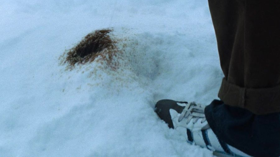 No filme "A Sociedade da Neve", os sobreviventes urinavam em uma cor escura, quase preta. / Reprodução/Netflix
