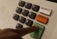 9 em cada 10 eleitores não informaram identidade de gênero e cor, diz TSE