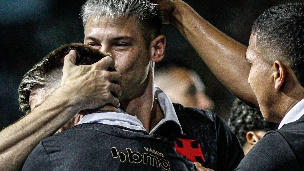 Capasso comemora o primeiro gol do Vasco no Carioca 2024