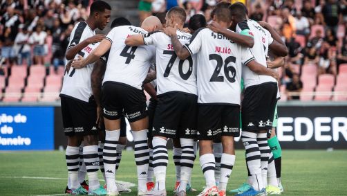 Jogadores do Vasco se reúnem na derrota para o Nova Iguaçu