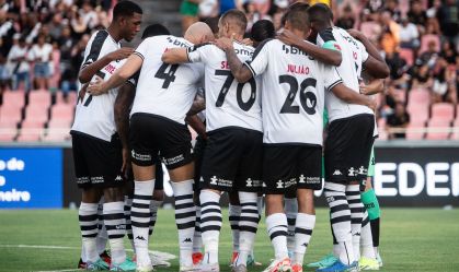 Jogadores do Vasco se reúnem na derrota para o Nova Iguaçu