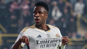 Vini Jr mostra escudo do Real Madrid no El Clásico