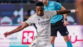 Vini Jr bate pênalti contra o Barcelona
