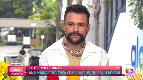 Vinicius, ex-BBB24, durante o "Café com Eliminado"
