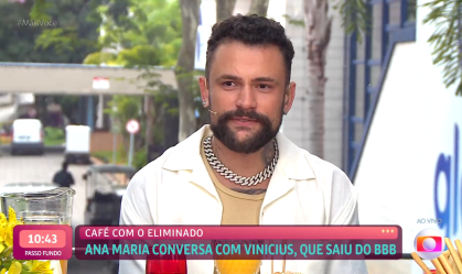 Vinicius, ex-BBB24, durante o "Café com Eliminado"