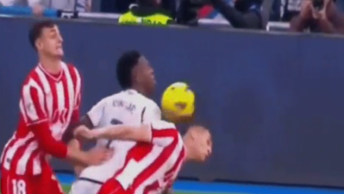 Imagem mostra Vinicius Júnior tocando com o ombro direito para marcar contra o Almería