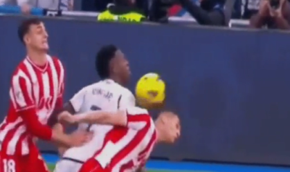 Imagem mostra Vinicius Júnior tocando com o ombro direito para marcar contra o Almería