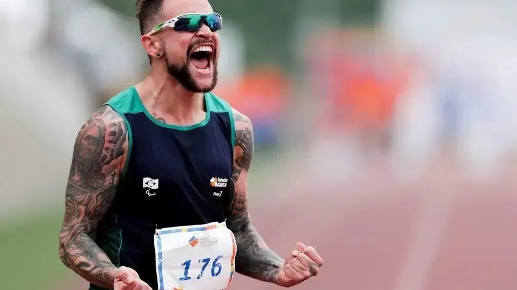 Vinicius Rodrigues, participante do BBB24, ao quebrar o recorde mundial dos 100m da classe T63