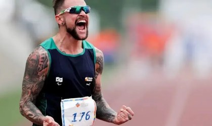Vinicius Rodrigues, participante do BBB24, ao quebrar o recorde mundial dos 100m da classe T63