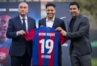 Um dia após estreia, Vitor Roque é apresentado pelo Barcelona; veja imagens
