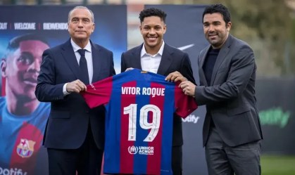 Um dia após estreia, Vitor Roque é apresentado pelo Barcelona; veja imagens