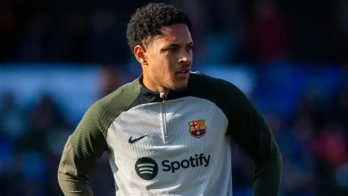 Vitor Roque durante treino do Barcelona