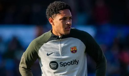 Vitor Roque durante treino do Barcelona