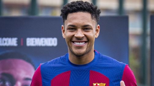 Vitor Roque em apresentação no Barcelona