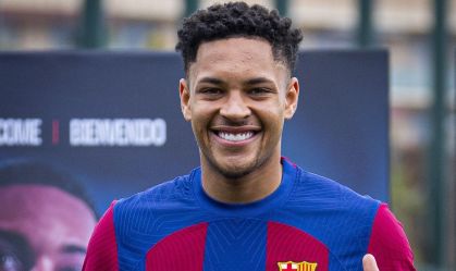 Vitor Roque em apresentação no Barcelona