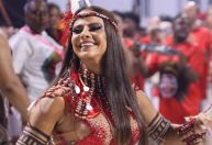 Viviane Araújo cai no samba e enfrenta chuva em ensaio do Salgueiro