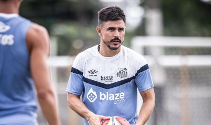 Willian Bigode em treino no Santos