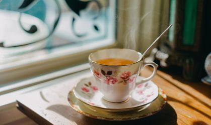 Chá de camomila: uma infusão relaxante com diversos benefícios