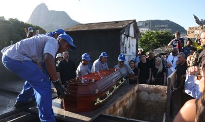 Corpo de Zagallo é enterrado no cemitério São João Batista, no Rio de Janeiro