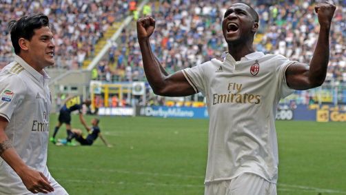 Zapata comemora com Gustavo Gómez, hoje no Palmeiras, quando ambos atuavam pelo Milan