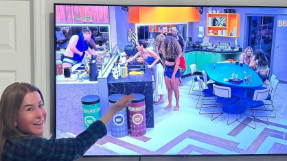 Zilu Godoi posou ao lado da TV na estreia do BBB24