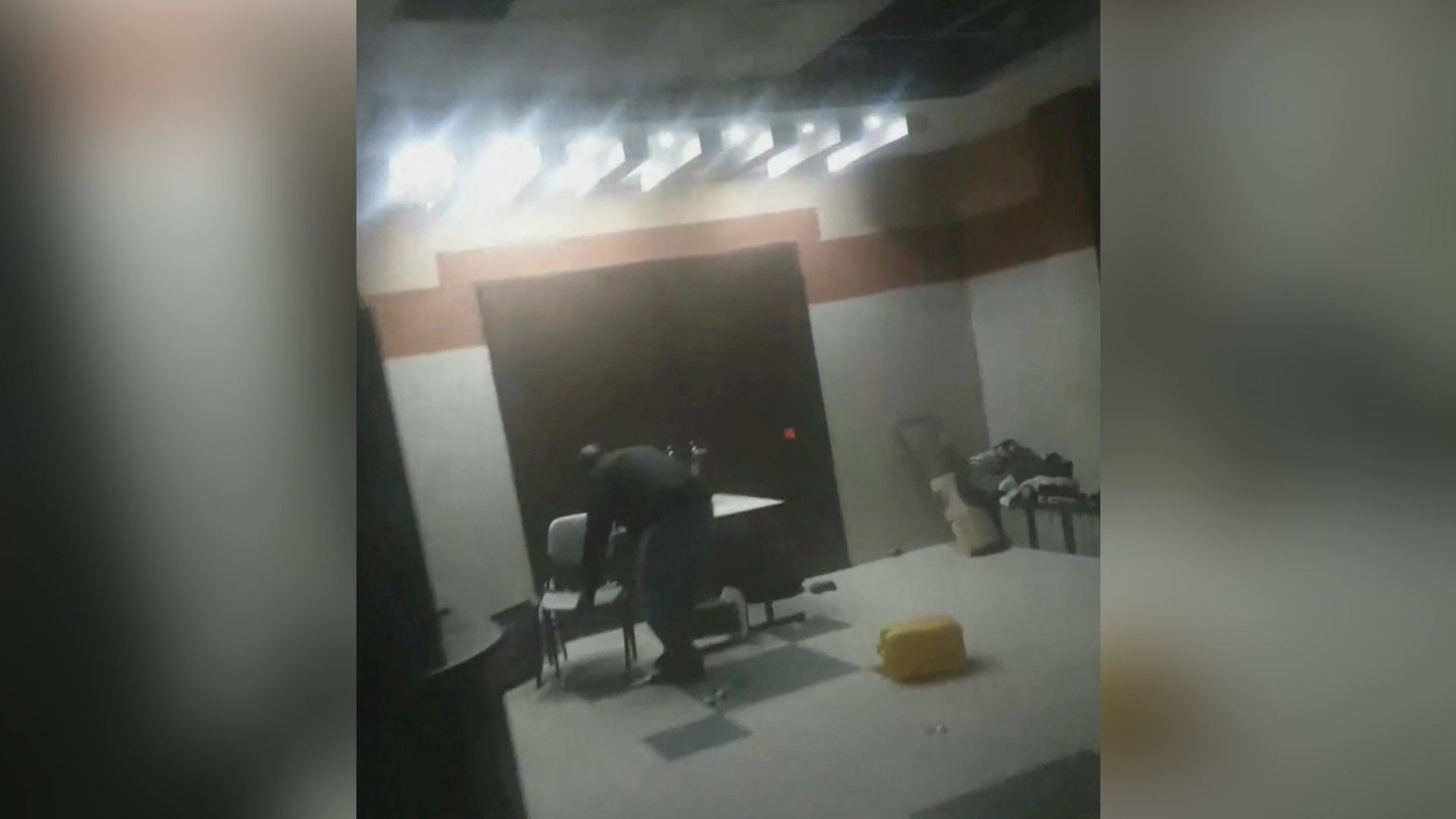 Nesta captura de tela obtida em um vídeo de rede social, um homem bloqueia uma entrada no Hospital Nasser em Khan Younis, Gaza, em 15 de fevereiro.
