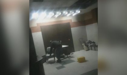 Nesta captura de tela obtida em um vídeo de rede social, um homem bloqueia uma entrada no Hospital Nasser em Khan Younis, Gaza, em 15 de fevereiro.