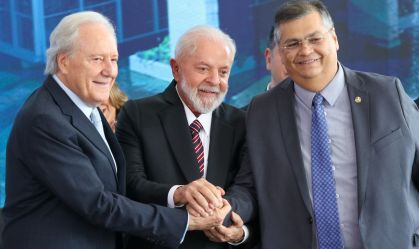 Brasília, DF 31/01/2024 O presidente Luiz Inácio Lula da Silva, acompanhado do ex ministro da Justiça, Flávio Dino, dá posse ao novo ministro da Justiça e Segurança Pública, Ricardo Lewandowski, no Palácio do Planalto.  Foto: Fabio Rodrigues-Pozz