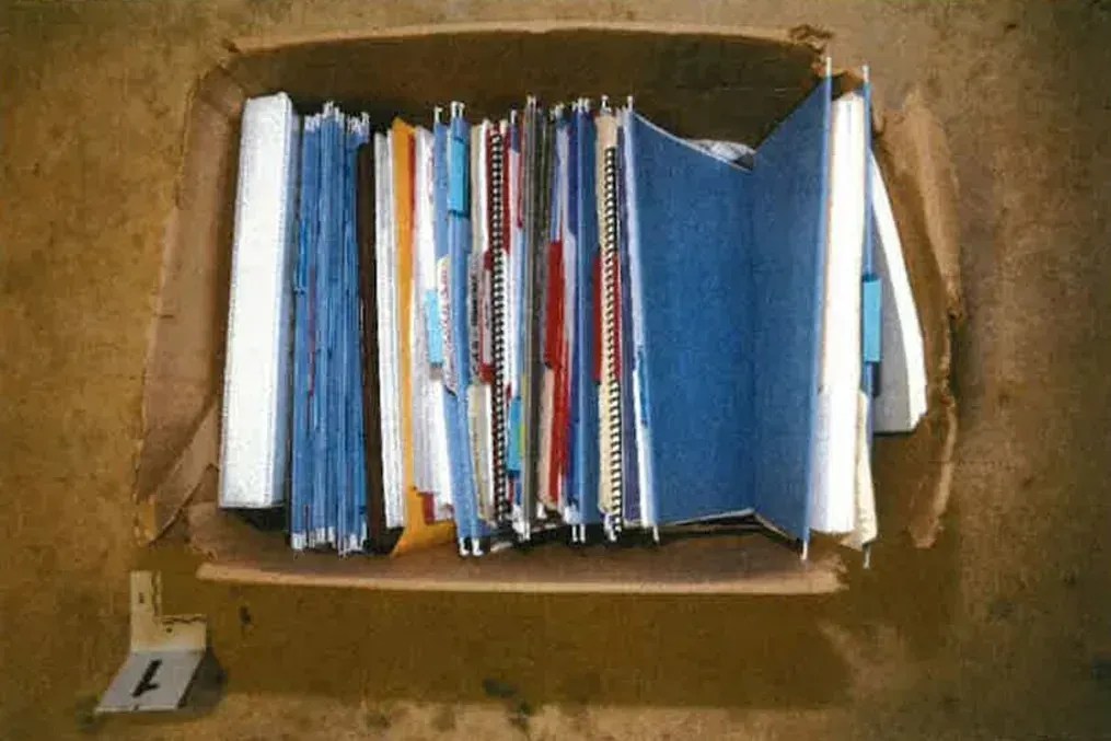 Esta foto do Departamento de Justiça mostra uma caixa de documentos, alguns contendo material confidencial, da garagem do presidente Joe Biden em Delaware em 21 de dezembro de 2022. / Departamento de Justiça dos EUA