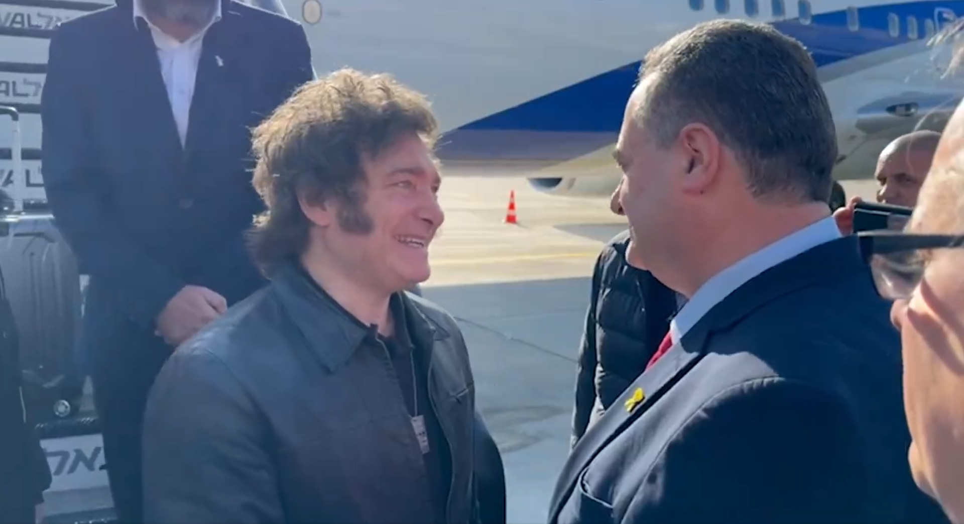 Presidente argentino Javier Milei é recebido pelo ministro das Relações Exteriores israelenses, Israel Katz, ao chegar em Tel Aviv, em 6 de fevereiro de 2024.
